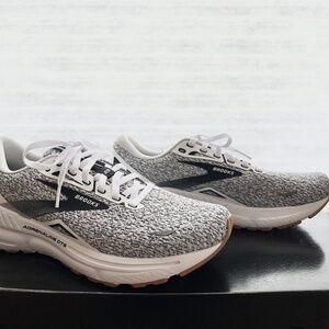 Brooks Adrenaline GTS 23 size 8.5 medium White/Black 120381 1B 112 NEW with Box